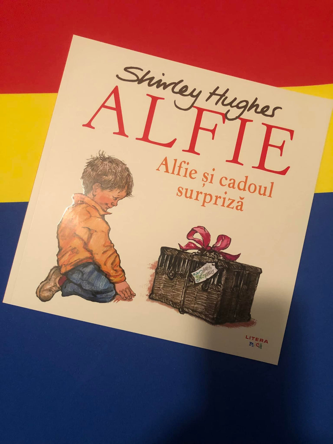 ALFIE SI CADOUL SURPRIZA Shirley Hughes